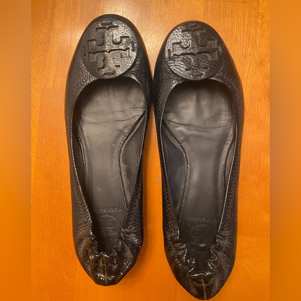 Tory Burch size 9.5 navy pattern leather Reva flat